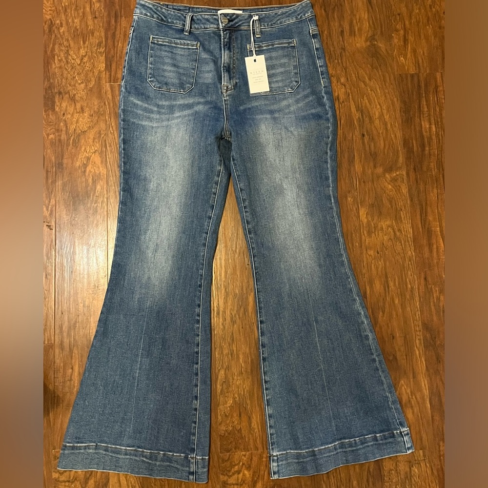 Risen Flare Jeans